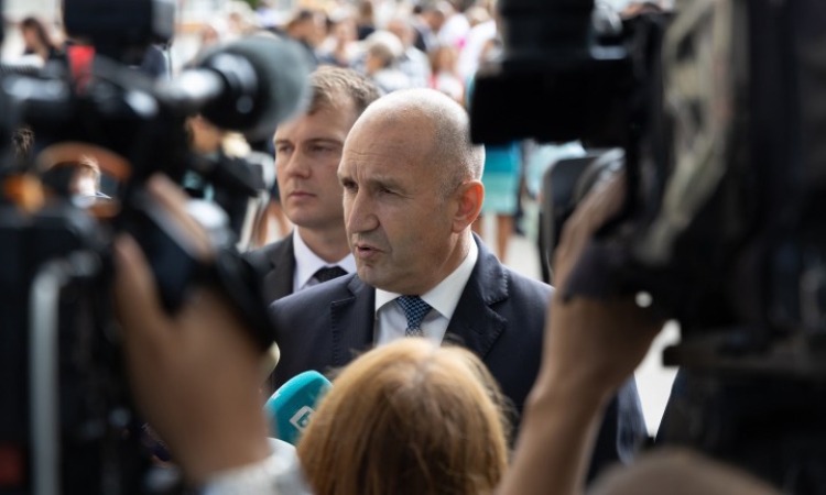 Започват консултациите при Румен Радев 